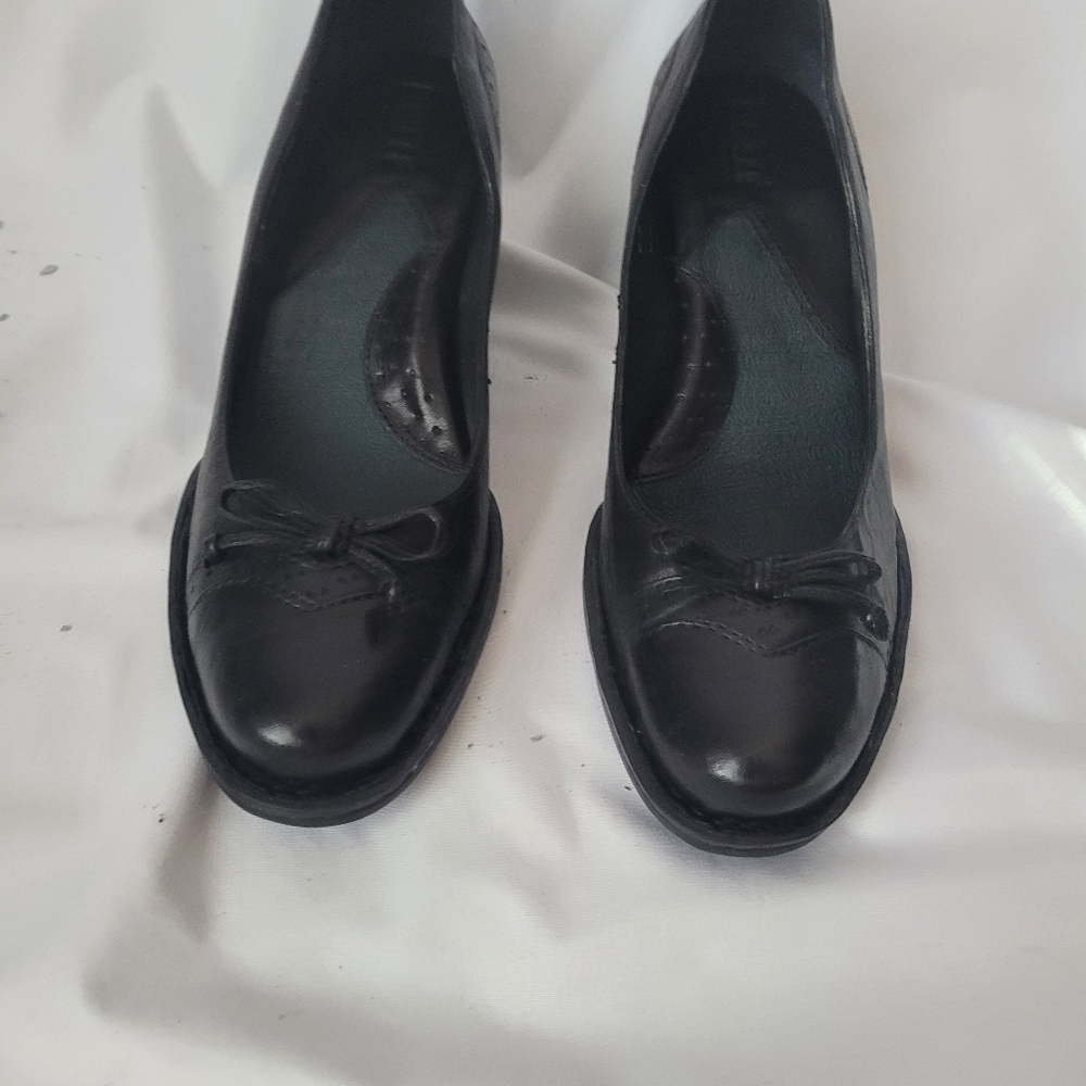 Born black leather pumps!!